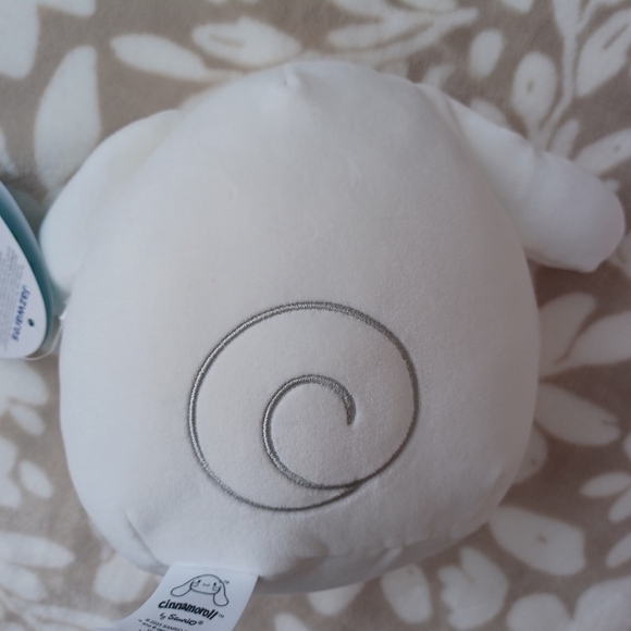 6.5" inch Cinnamon roll valentine squishmallow - Picture 2 of 4